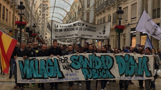 La protesta por la Sanidad en Málaga reúne a más de 3.000 personas bajo la lluvia