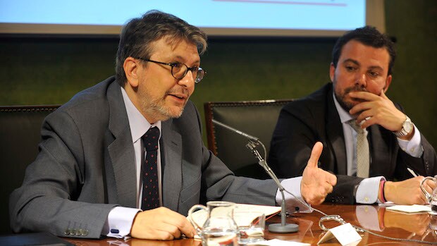 Ignacio Camacho y Fernando del Valle durante la conferencia