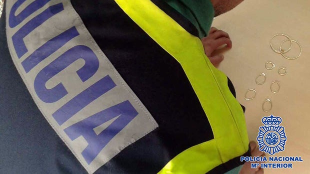 Estafan a compradores de oro con una aleación dorada