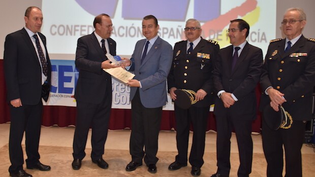 Antonio Sanz recibe el reconocimiento de la Policía