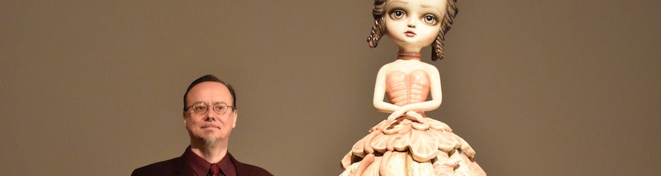 Mark Ryden junto a «Wood Meat Dress»