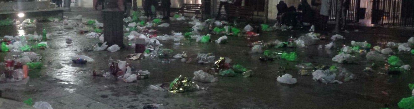 Estado de la plaza de San Ildefonso durante el botellón de Nochevieja.