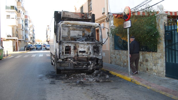 Camión quemado en la avenida de Jerez