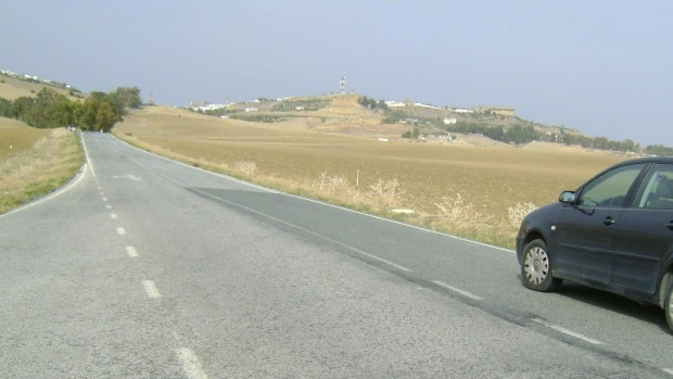 El estado actual de la carretera entre Carmona y Arahal supone un riesgo para los conductores