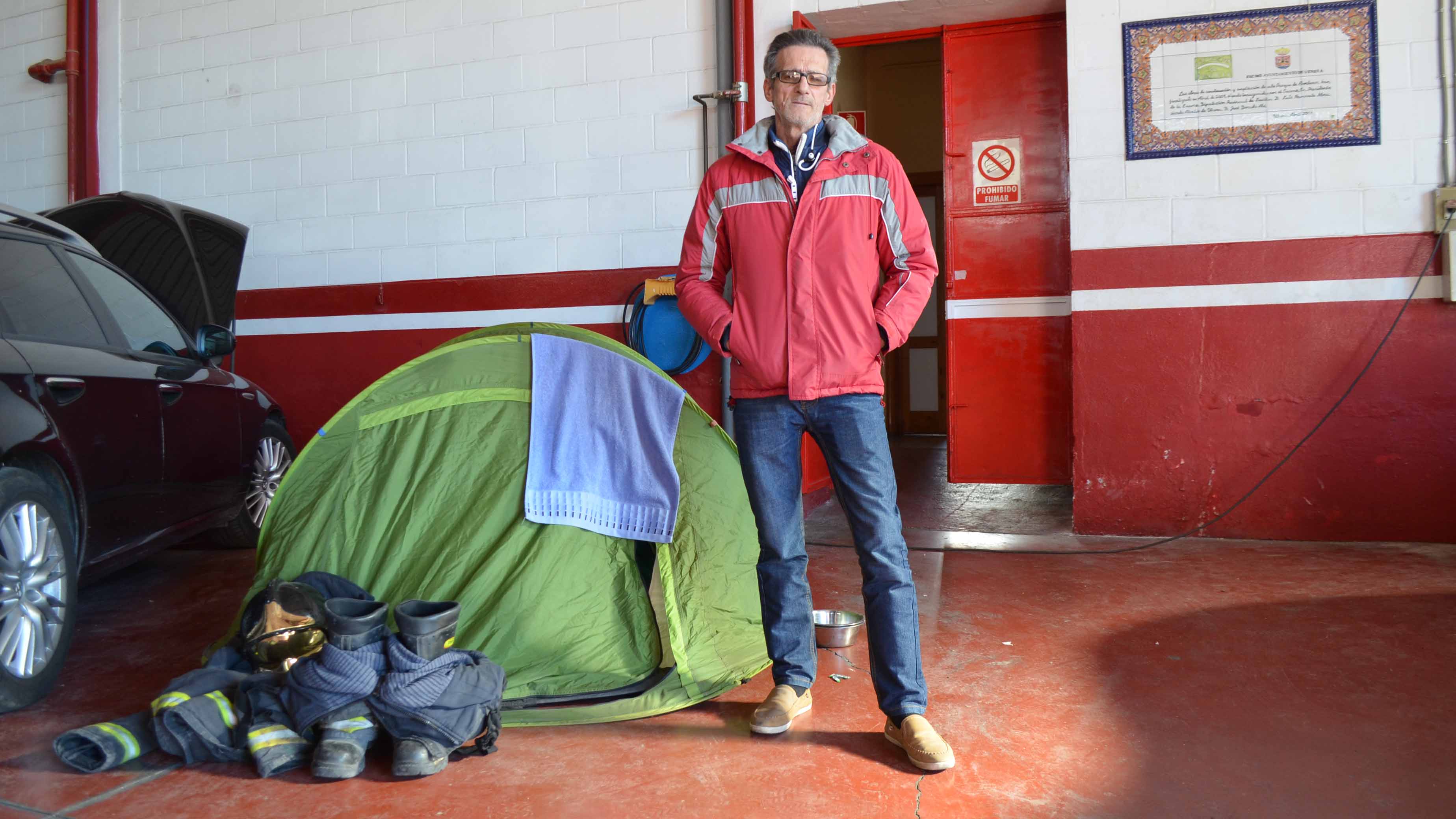 Acampa en el parque de bomberos de Utrera para reclamar al Ayuntamiento el pago de una deuda