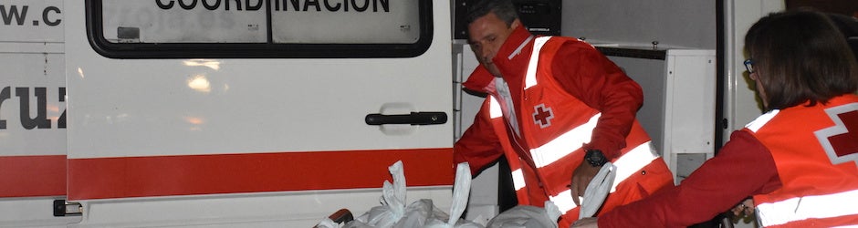 Joaquín Velázquez durante uno de los repartos de Cruz Roja Marbella