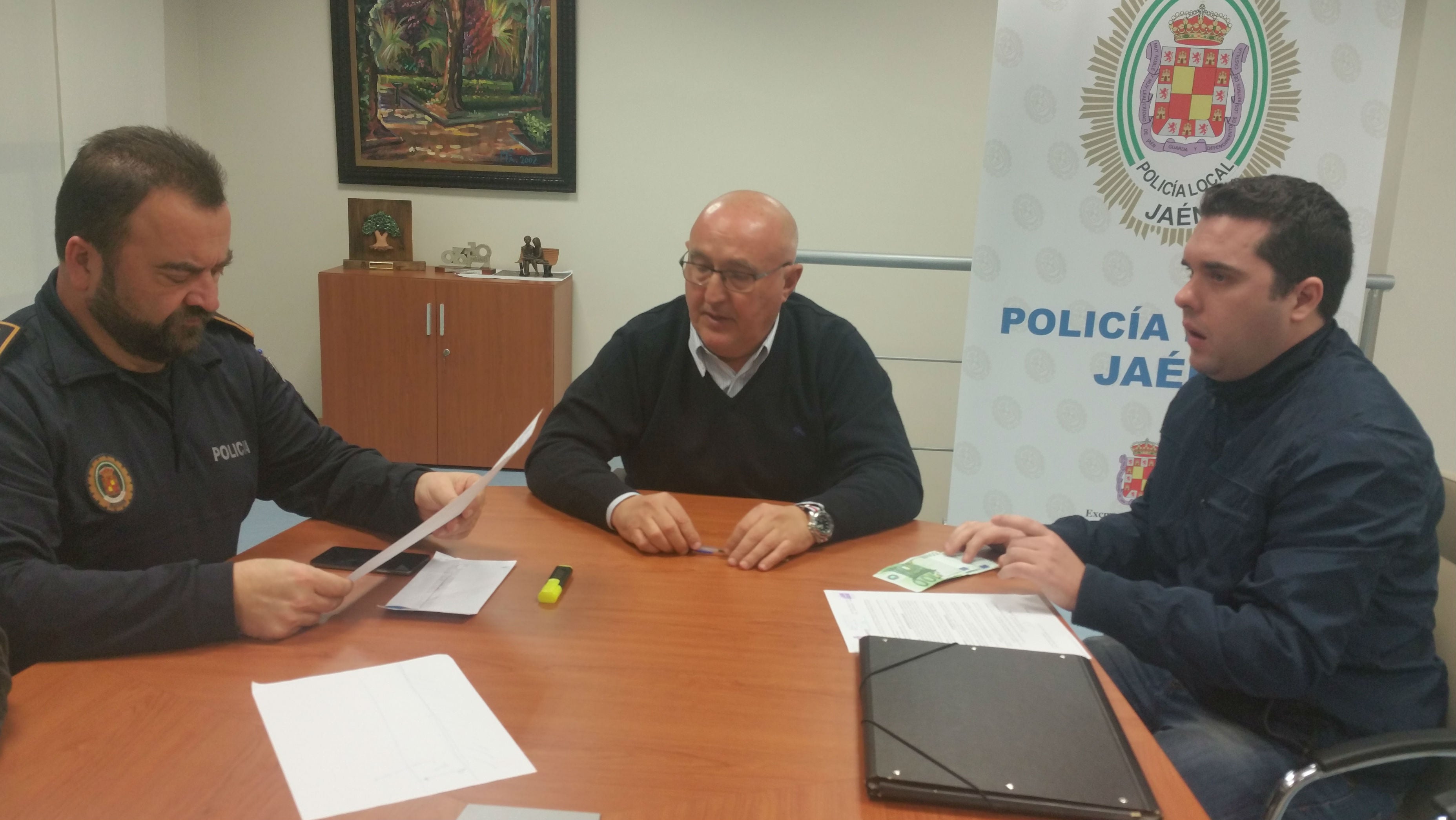 La Policía Local de Jaén da mil euros a un joven que se encontró el dinero en la calle y lo entregó en 2014