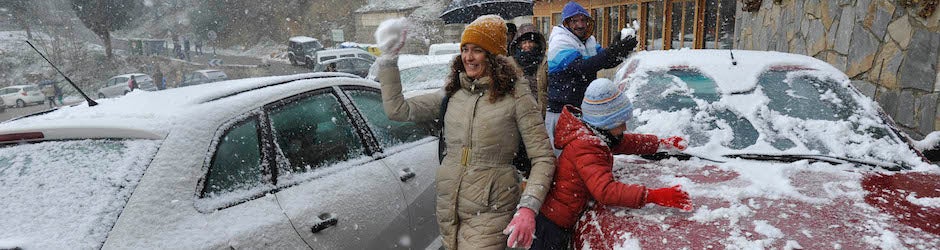 Juegos en medio de la nevada en Fuente de la Reina (Málaga)