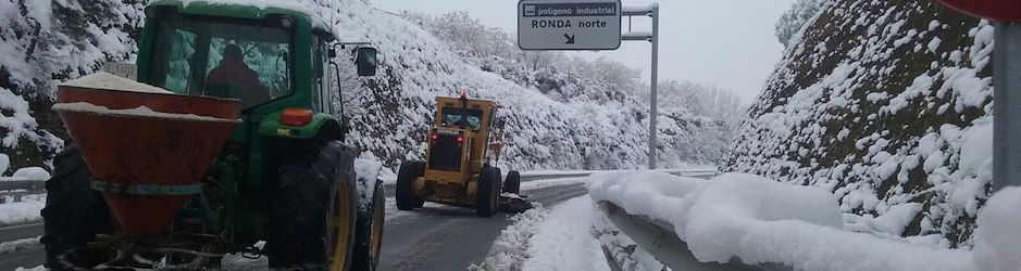 Máquinas para quitar la nieve en la carreteras de Ronda