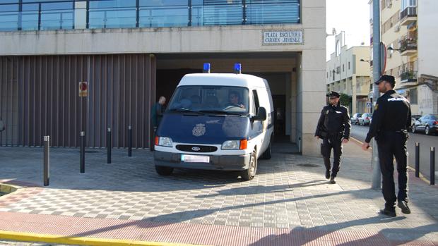 Furgón policial en el que ha sido trasladado a prisión el detenido