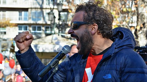 El médico Jesús Candel (Spiriman), en la última manifestación contra la fusión hospitalaria. / L. R.