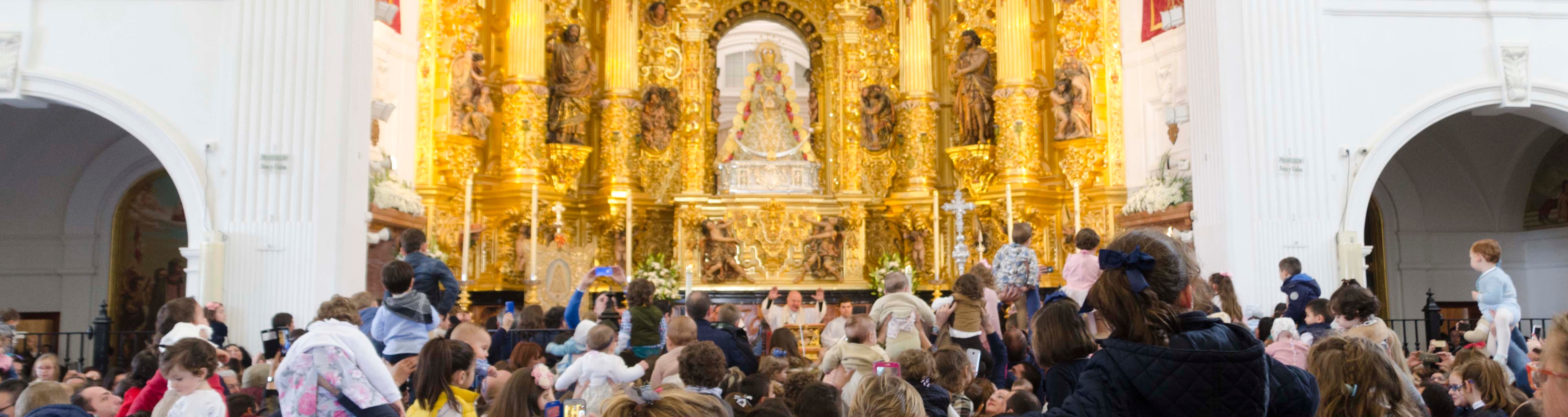 Momento en que los padres presentan a sus hijos ante la Blanca Paloma con motivo de la Fiesta de Luz