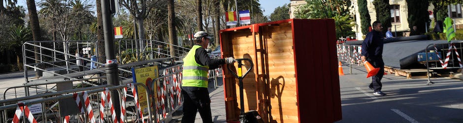 Operarios preparan los alrededores del Ayuntamiento de Málaga