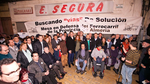 Concentración de los representantes de la Mesa en Defensa del Ferrocarril