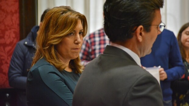 La presidenta de la Junta observa al alcalde de Granada, Francisco Cuenca, durante la rueda de prensa
