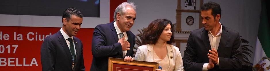 Francisco Ráez, padre de Pablo, y Esther Ráez, hermana, recogen la Medalla de Marbella