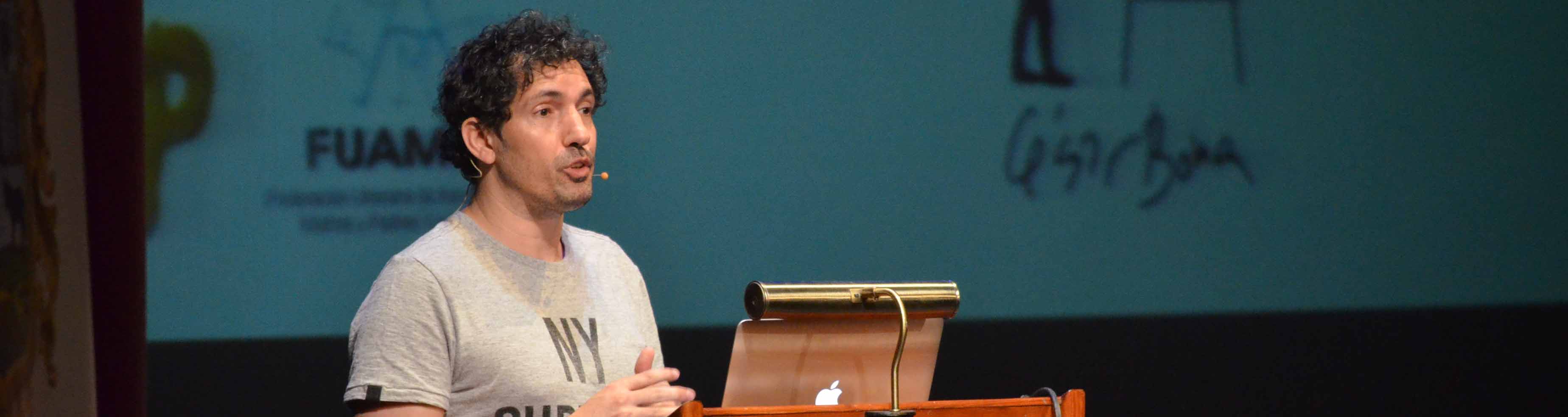 César Bona en su conferencia en el teatro de Utrera