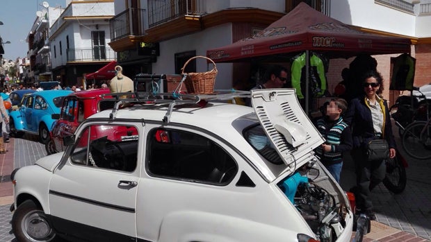 Vehículos clásicos expuestos en la calle San Sebastián