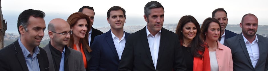 Albert Rivera, junto al alcalde (centro), concejales y cargos de confianza de Ciudadanos en Mijas