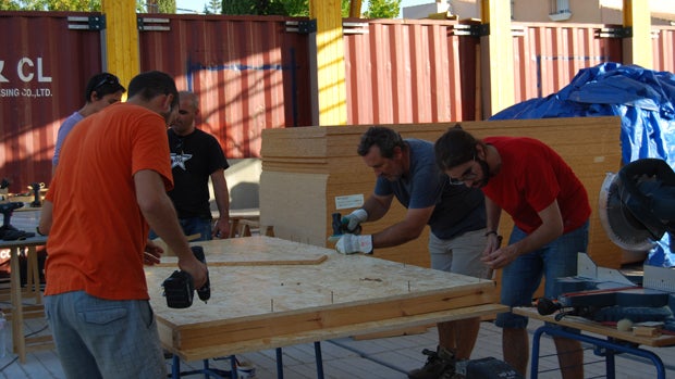 Voluntarios en las obras del comedor escolar / L.M.