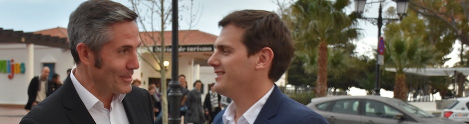 El alcalde, Juan Carlos Maldonado, durante la visita de Albert Rivera a Mijas / J.J.M.