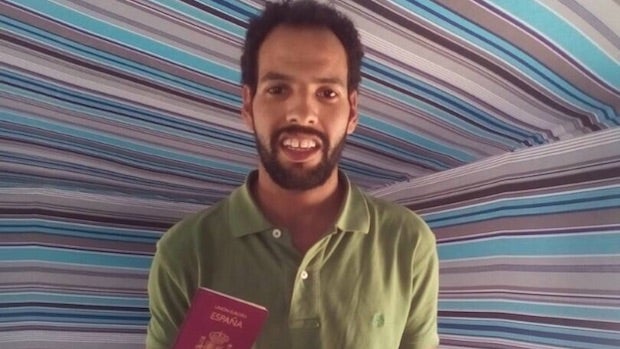 Azman con su pasaporte en una foto enviada a su familia de acogida