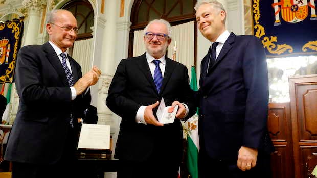 Fernando Francés recibe la medalla de la Orden del Imperio Británico