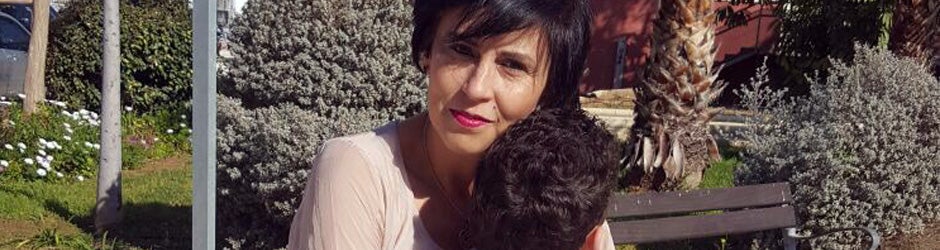 Rosario Pérez, fundida en un abrazo con Adrián