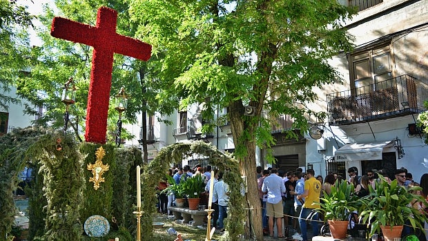 Cruz de Plaza Larga, en el Albaicín, donde se han congregado para beber miles de jóvenes