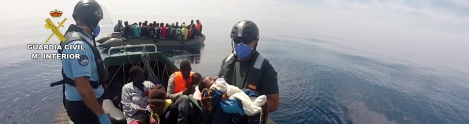 Rescate de una patera con mujeres y niños por parte de la Guardia Civil