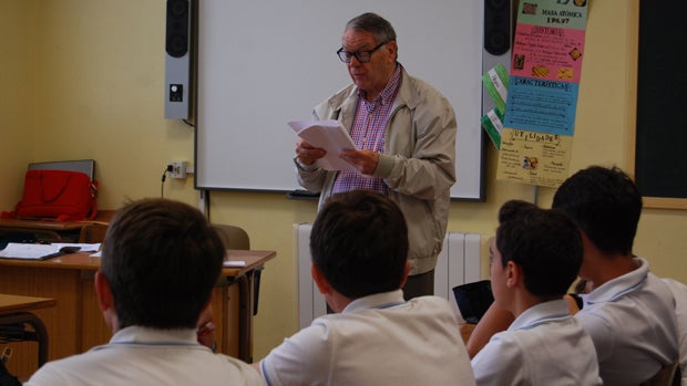 Manuel Jurado lee uno de sus textos a los alumnos / L.M.