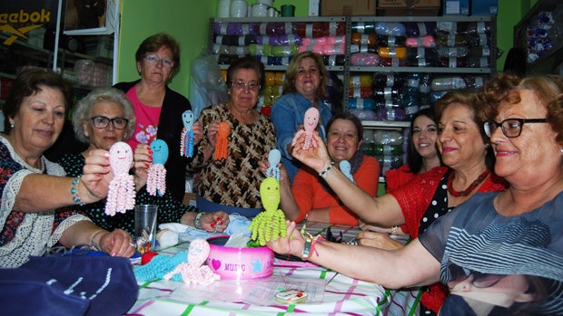 Participantes en el taller muestran los pulpos de ganchillo / L.M.