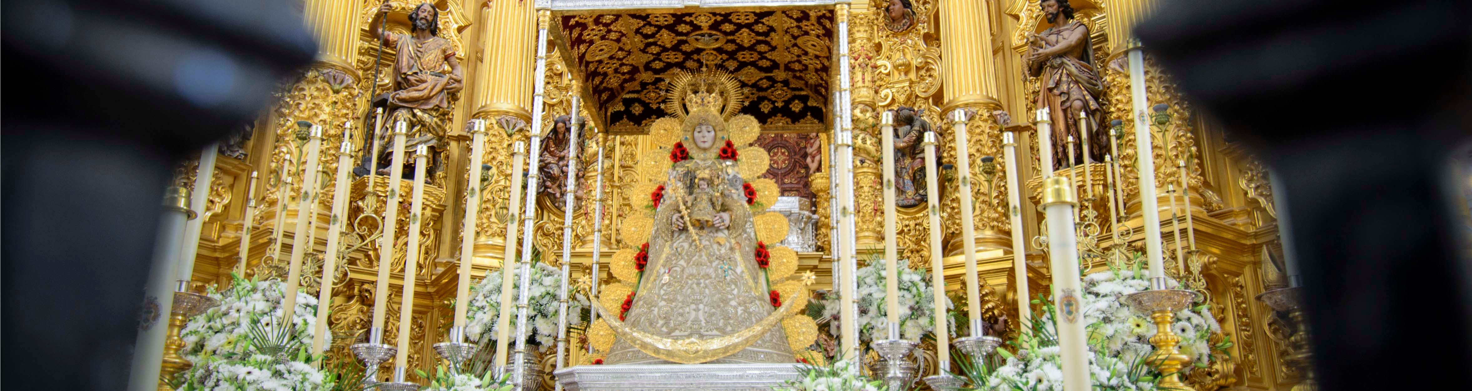 La Virgen del Rocío entronizada en su paso para la Romería 2017