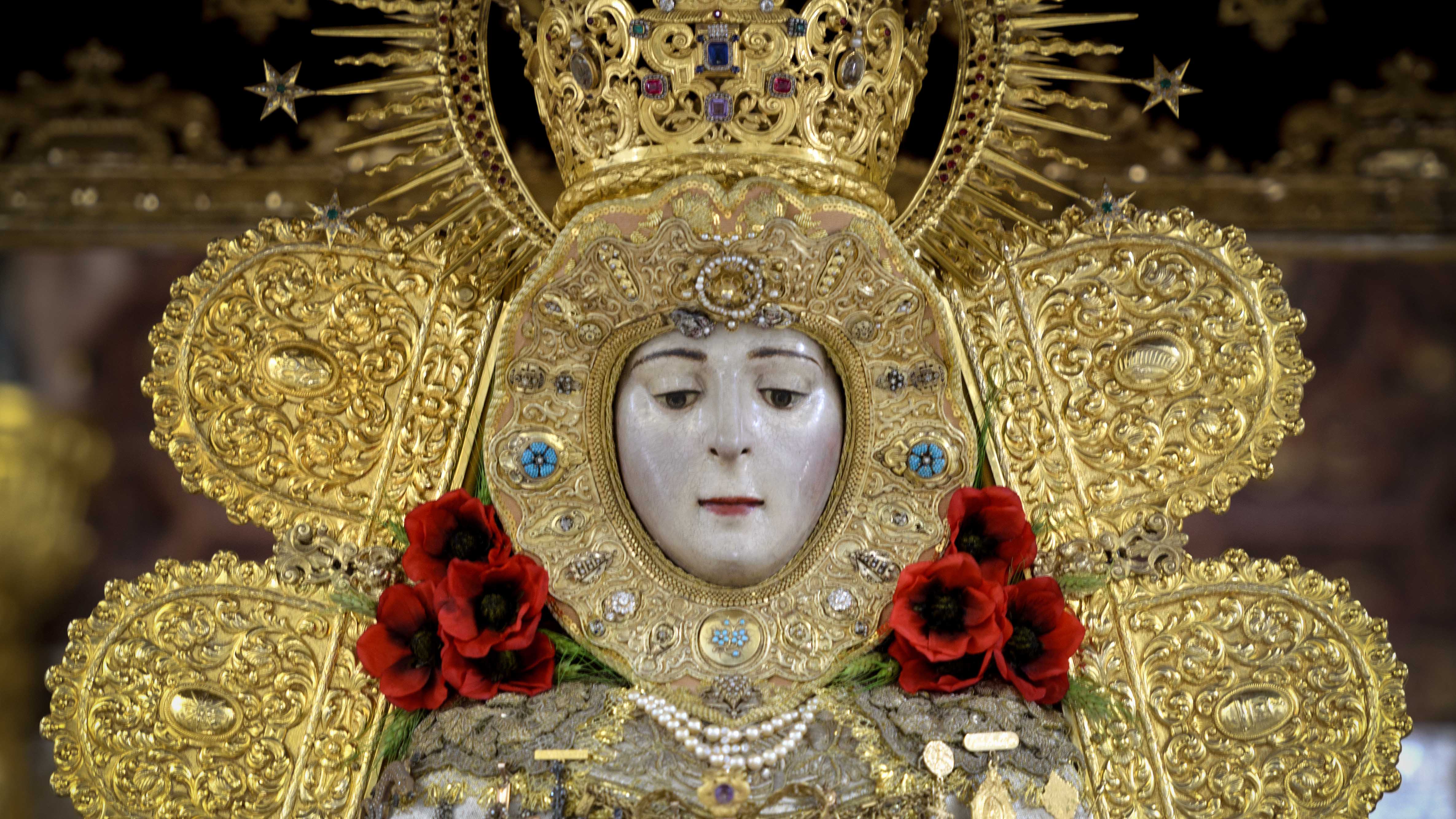 La Virgen del Rocío ataviada para la Romería 2017