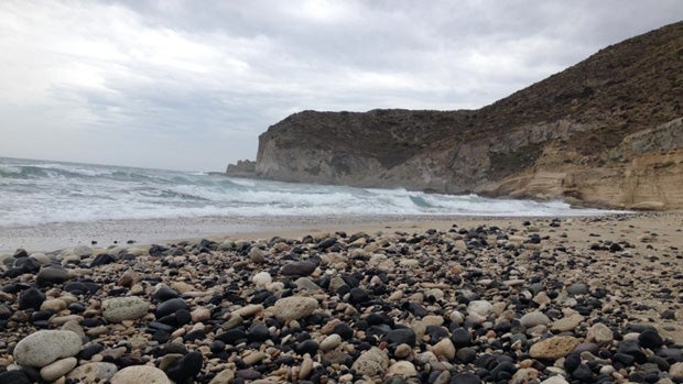 Bañarse con bandera roja tiene multa de 750 euros en el Cabo de Gata