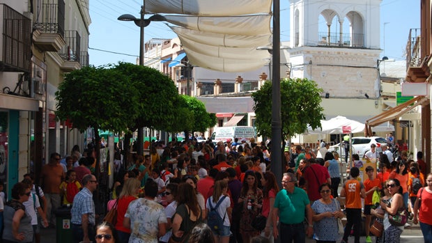 El festivo hispalense llena el centro de Dos Hermanas y atasca los accesos