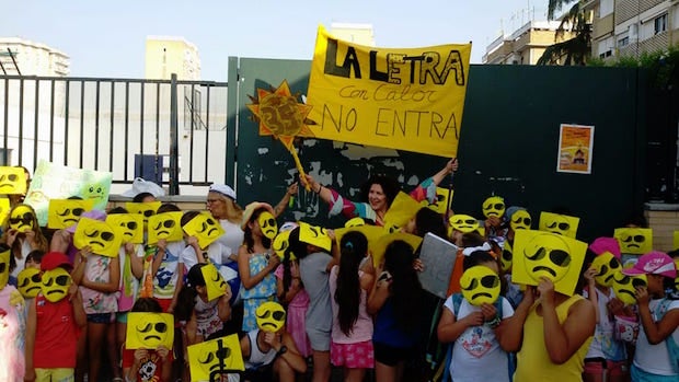 A clase en bañador para pedir que se climaticen los colegios