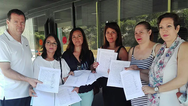 Miembros del AMPA del CEIP Europa de Almería antes de entregar las firmas a la delegación de Educación.