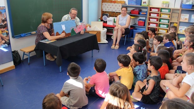 Miembros del proyecto interpretando frente al público infantil