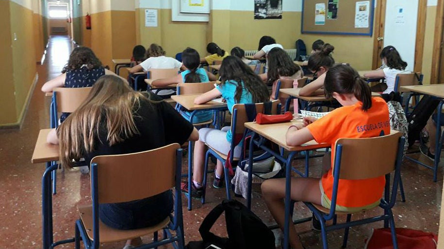 Alumnos del conservatorio de música de Jaén se examinan en el pasillo por el calor en las aulas