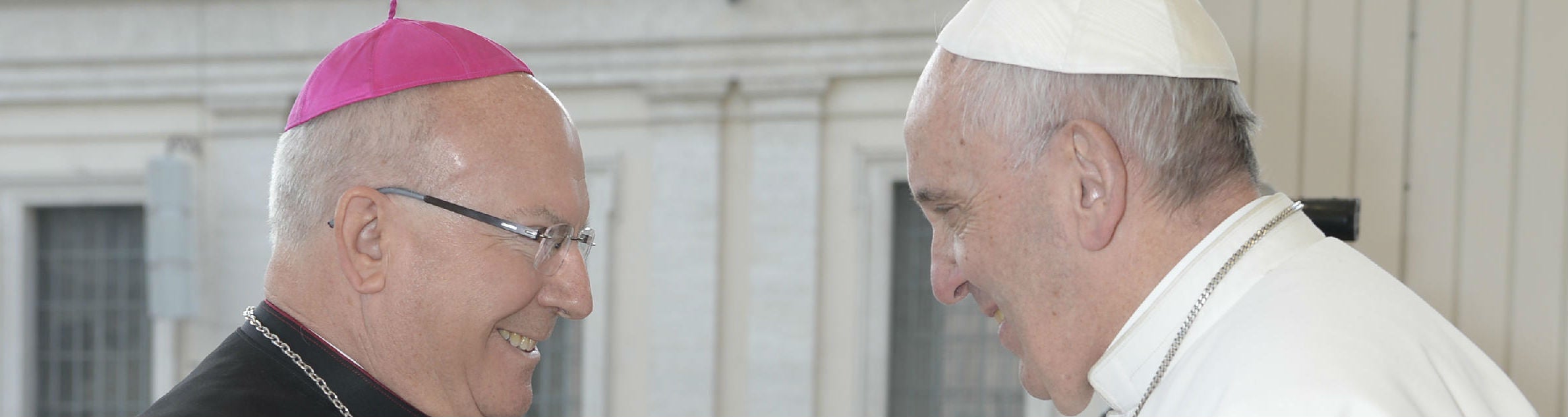 El obispo de Jaén, Amadeo Rodríguez Magro, saluda al Papa Francisco.