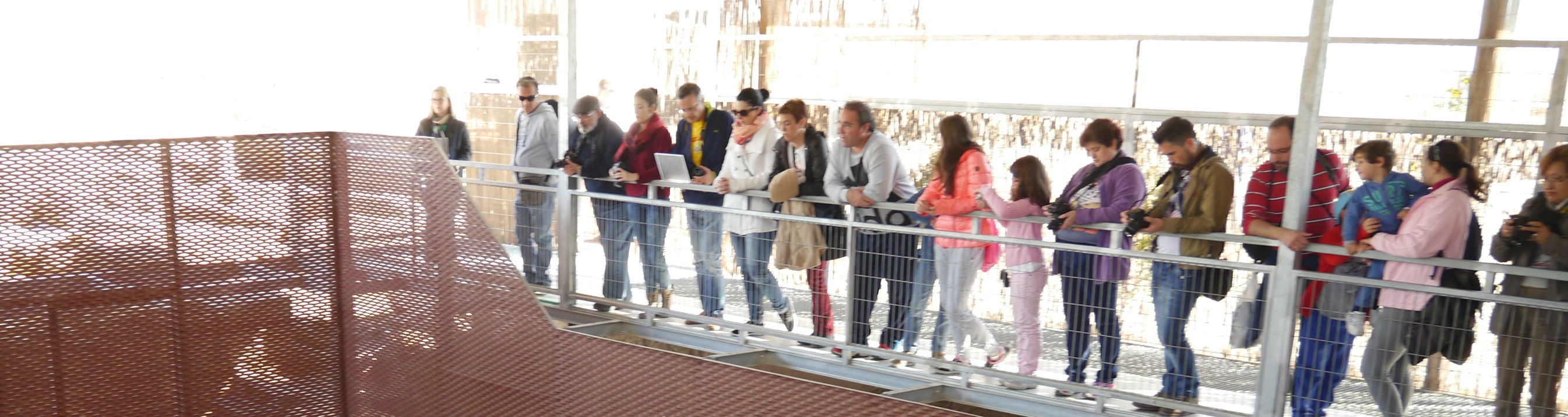 Turistas observan el mosaico de los amores