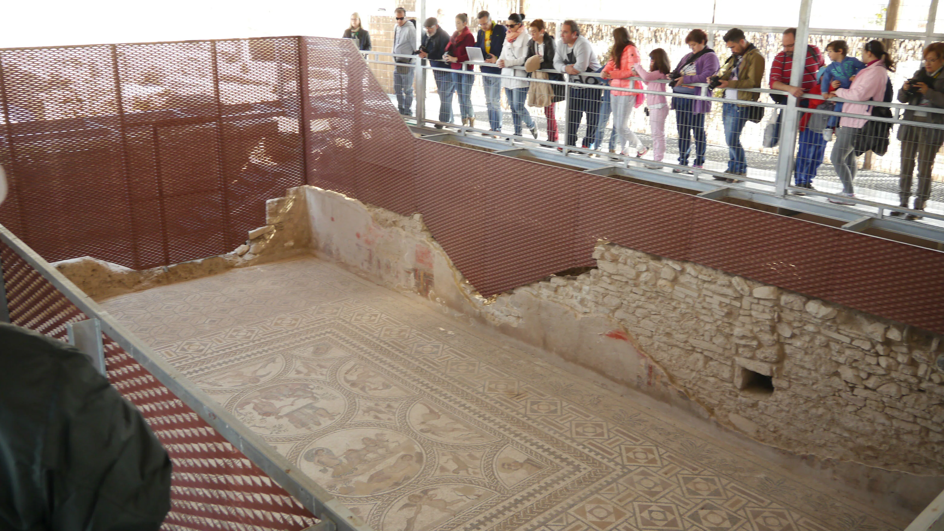 Turistas observan el mosaico de los amores