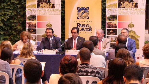 El rector de la Olavide, el alcalde de Carmona y el presidente de la Diputación, en el acto de inauguración de los cursos/ABC