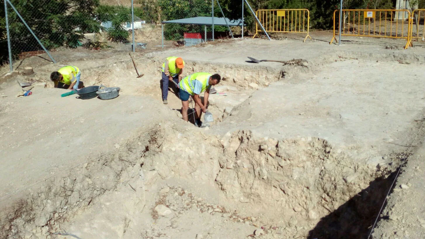 Muro del anfiteatro descubierto durante la primera cata arqueológica