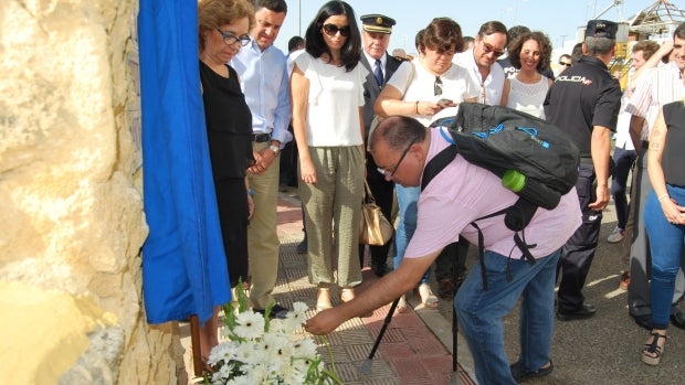 Bajo el rótulo de la Plaza Miguel Ángel Blanco, se depositaron flores en su memoria/A.M.