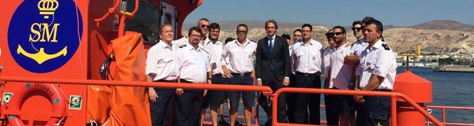 De la Serna, durante su visita a Salvamento Marítimo en Almería