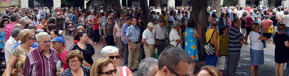 Centenares de personas hacen cola en la Plaza Vieja
