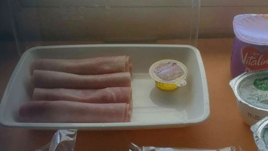 Denuncian retrasos en la comida de los pacientes tras el cierre de la cocina del hospital El Neveral en Jaén