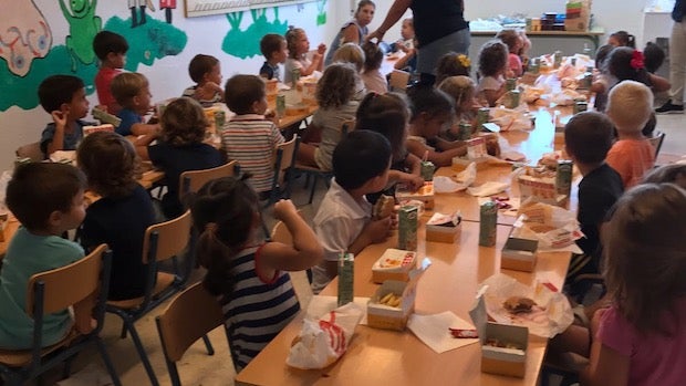 Comida del Burger King para 315 niños de un comedor escolar de Estepona